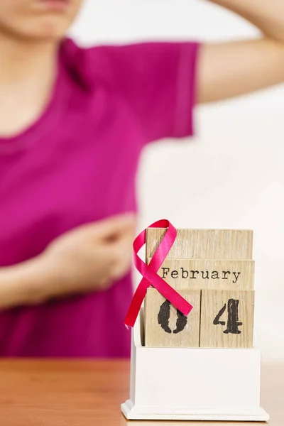日历上的妇女与世界乳腺癌日 — 图库照片