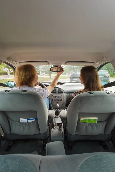 Pareja en coche, hombre fijando interior — Foto de Stock