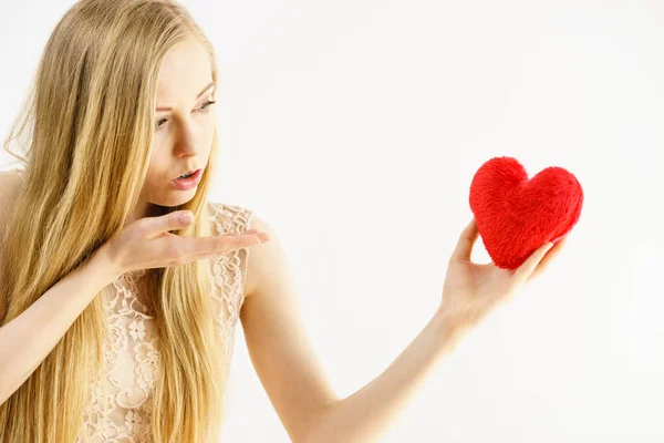 Joven mujer enamorada soplando besos al corazón —  Fotos de Stock