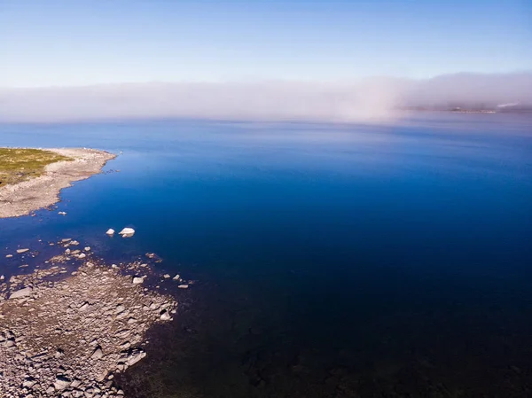 Moln över sjövatten, Hardangervidda landskap, Norge — Stockfoto
