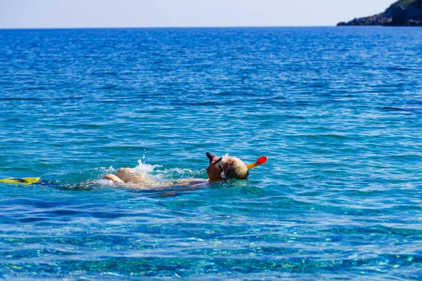 Homem com tubo de snorkel no mar — Fotografia de Stock