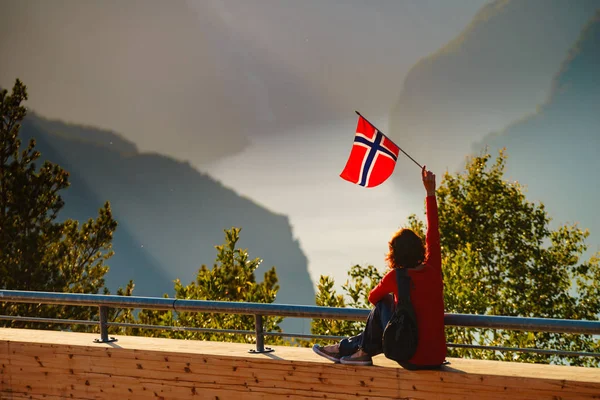 Tourist Enjoy fjord View on Stegastein View Point Noorwegen — Stockfoto