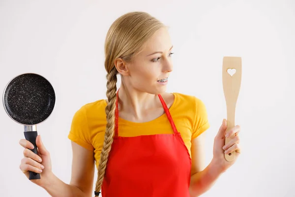 Woman holding cooking pan and spatula — Stock Photo, Image