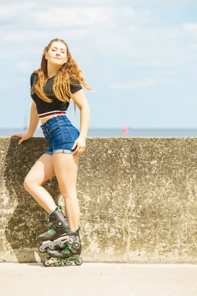 Fit meisje met rolschaatsen buiten — Stockfoto