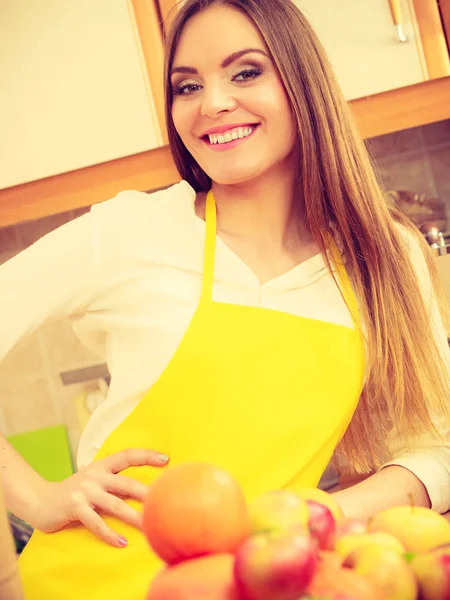 Female cook working in kitchen. — Stock Photo, Image