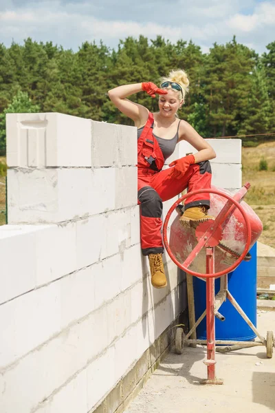 Mulher fazendo pausa no canteiro de obras — Fotografia de Stock