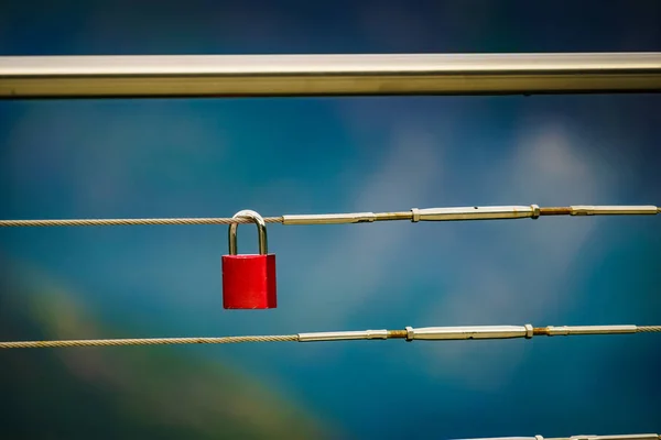 Slot hangslot op brug Rail. — Stockfoto