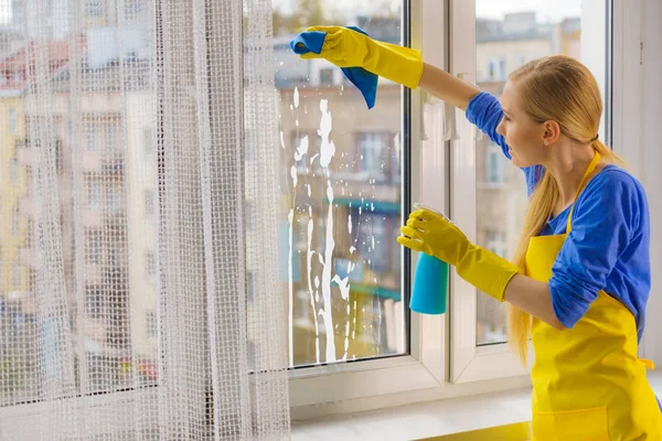 Mujer ventana de limpieza en casa —  Fotos de Stock