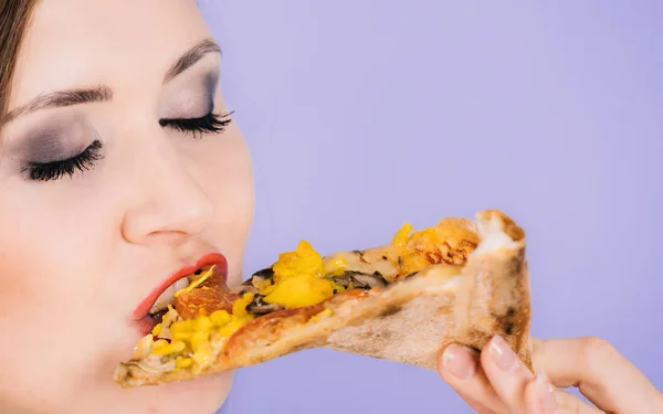 Mulher comendo fatia de pizza quente — Fotografia de Stock