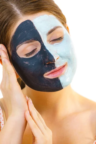 Meisje met zwart witte modder masker op gezicht — Stockfoto