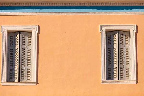 Persianas de ventana antiguas en casa naranja —  Fotos de Stock