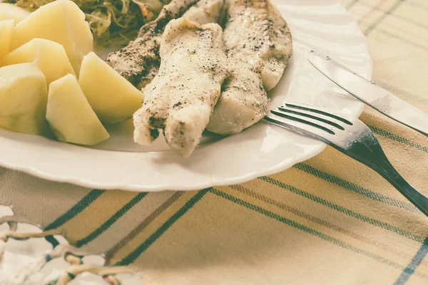 Étkezés vacsora hal és a burgonya saláta — Stock Fotó