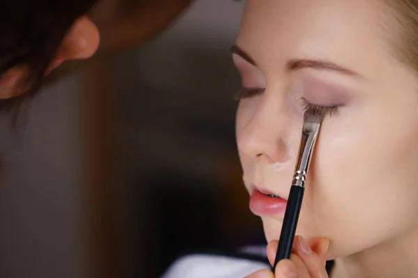 Mujer consiguiendo maquillaje hecho por artista —  Fotos de Stock