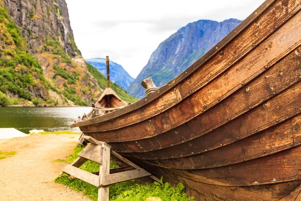 Старая лодка викингов на берегу фьорда, Норвегия — стоковое фото