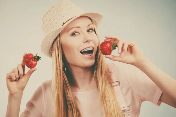 Mujer feliz sosteniendo fresas —  Fotos de Stock
