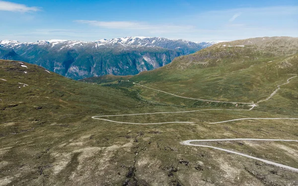 Paisagem de montanhas. Rota cênica norueguesa Aurlandsfjellet — Fotografia de Stock