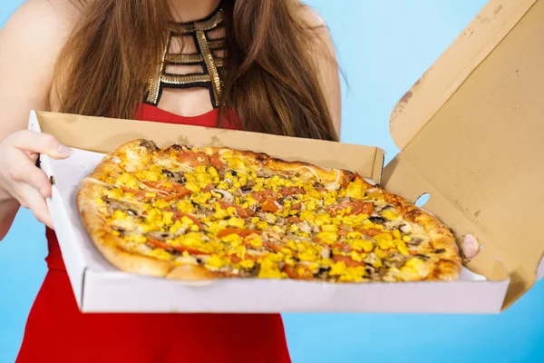 Große frische Pizza im Karton, Junk Food — Stockfoto