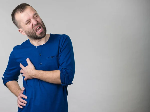 Hombre con dolor de estómago o costillas . — Foto de Stock