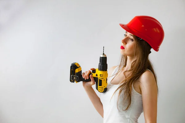 Frau nutzt Powerdrill für die Arbeit zu Hause — Stockfoto