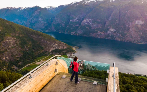 Tourist enjoying fjord view on Stegastein viewpoint Norway — Stock Photo, Image