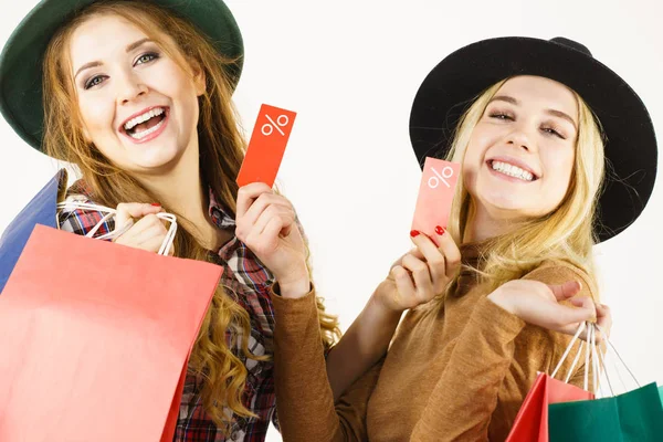 Twee vrouw na het winkelen van de verkoop — Stockfoto