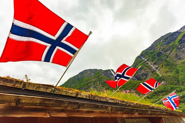 Banderas noruegas sobre fondo de montañas verdes — Foto de Stock