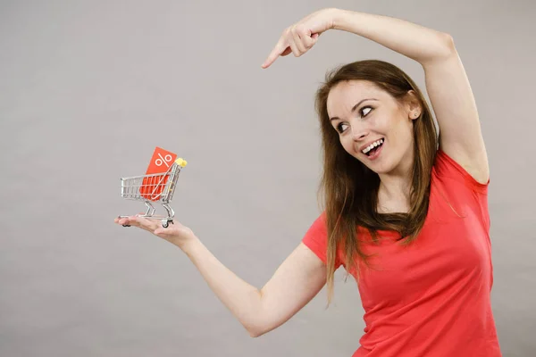 Mujer a la venta con carrito de compras pequeño — Foto de Stock