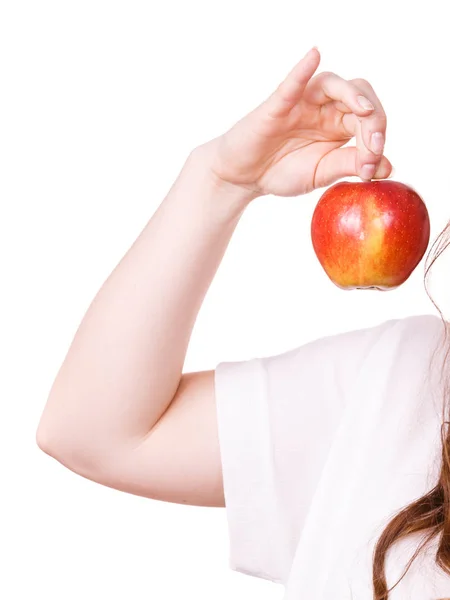 Mulher segura fruta de maçã perto do rosto, isolado — Fotografia de Stock