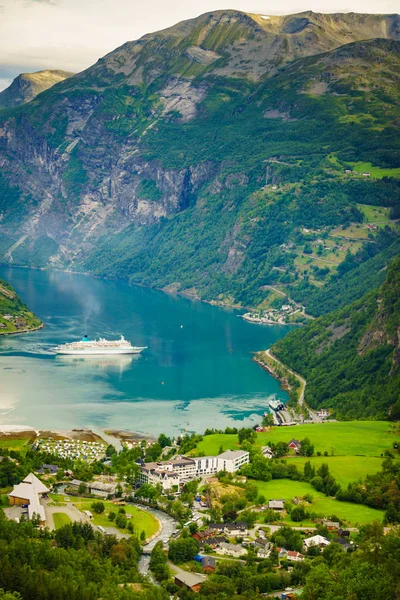 Fjord Geirangerfjord s výletní lodí, Norsko. — Stock fotografie