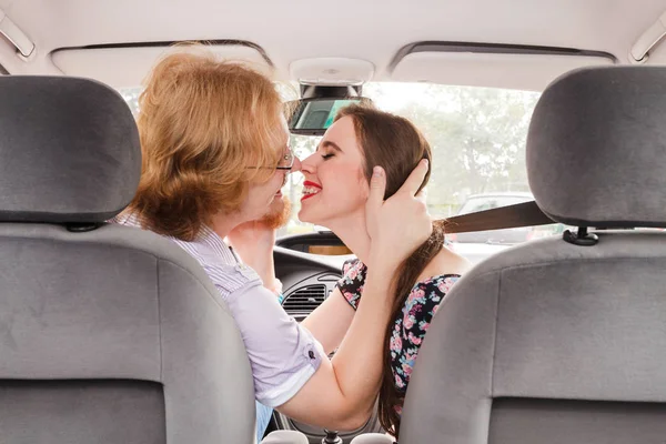 Homem e mulher beijando no carro — Fotografia de Stock