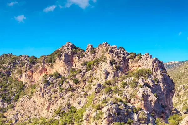 Mountain cliffs against sky with clouds — Stock Photo, Image