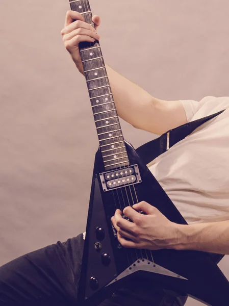 Hombre jugando en la guitarra eléctrica — Foto de Stock