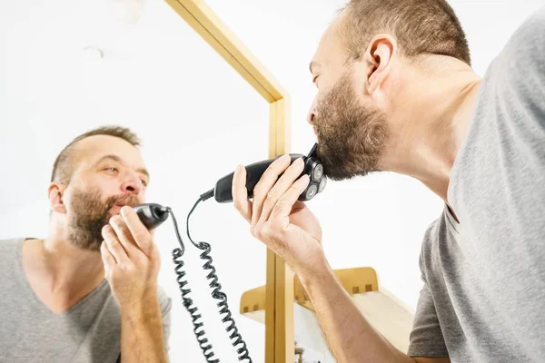 Adam kırparak sakalını tıraş — Stok fotoğraf