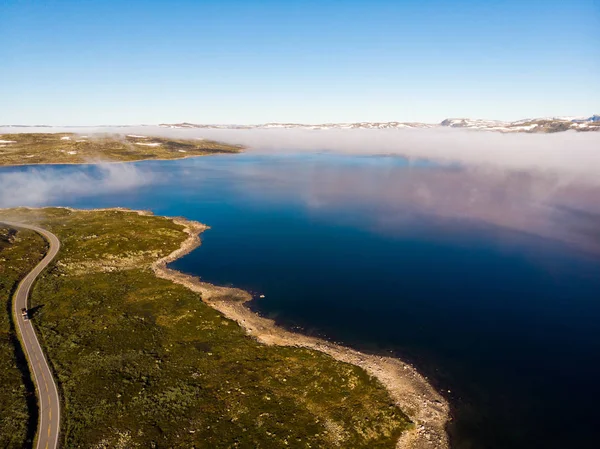 Vägen passerar Hardangervidda platå, Norge. Flygfoto. — Stockfoto