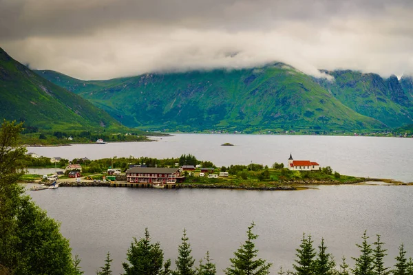 Paesaggio fiordo con chiesa. Lofoten Norvegia — Foto Stock