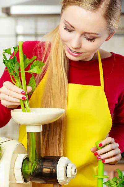 Kobieta w kuchni robi soki warzywne smoothie — Zdjęcie stockowe