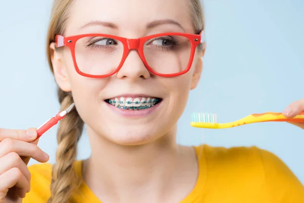 Femme souriante dents de nettoyage avec bretelles — Photo