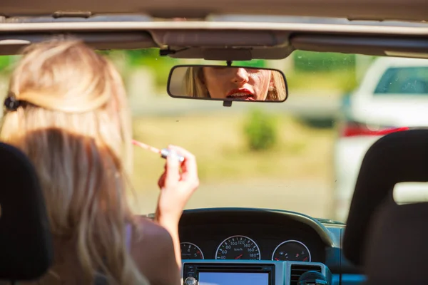 Девушка нанести макияж во время вождения автомобиля . — стоковое фото
