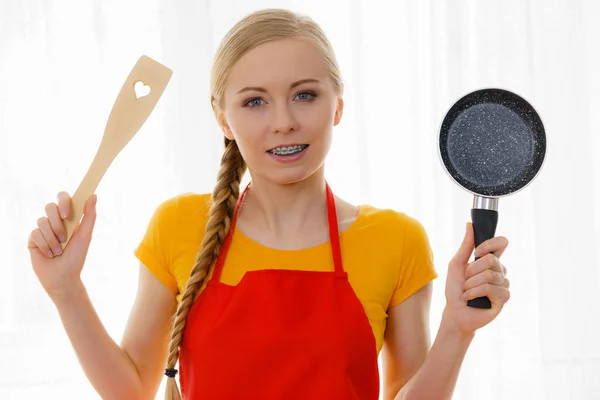 Femeie care deține tigaie de gătit și spatula — Fotografie, imagine de stoc
