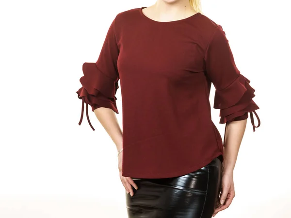 Kobieta ubrana w burgundowy Top — Zdjęcie stockowe