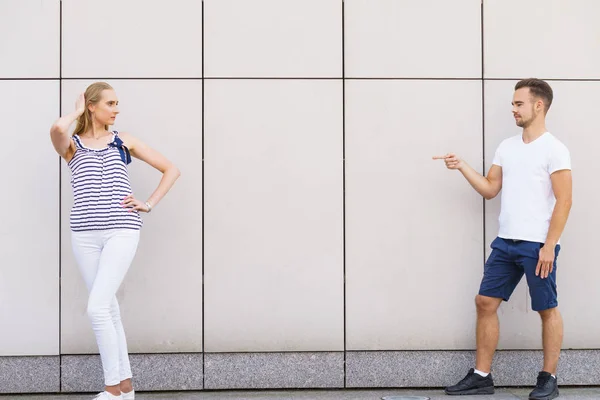 El hombre señala con el dedo a la chica . —  Fotos de Stock