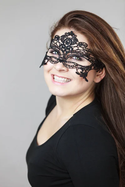 Mysterieuze vrouw dragen lace masker — Stockfoto