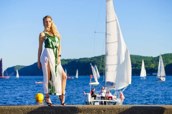 Модная женщина против яхт на море — стоковое фото