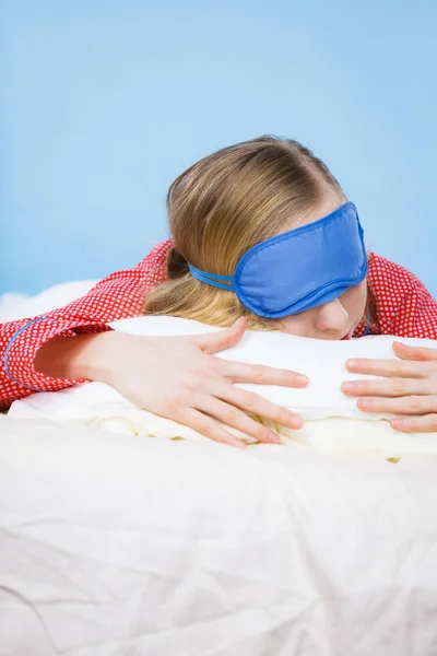 Jeune femme portant un bandeau de couchage au lit — Photo