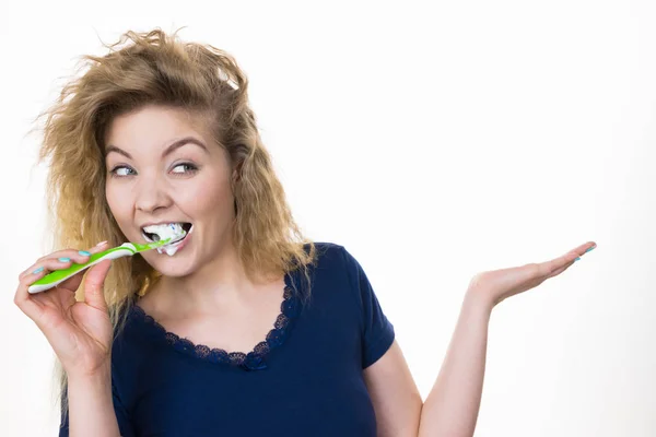 Frau beim Zähneputzen hält offene Hand — Stockfoto
