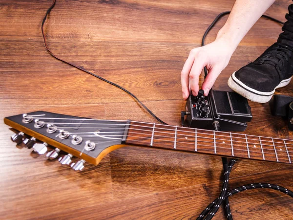 Man gitaar apparatuur instellen — Stockfoto