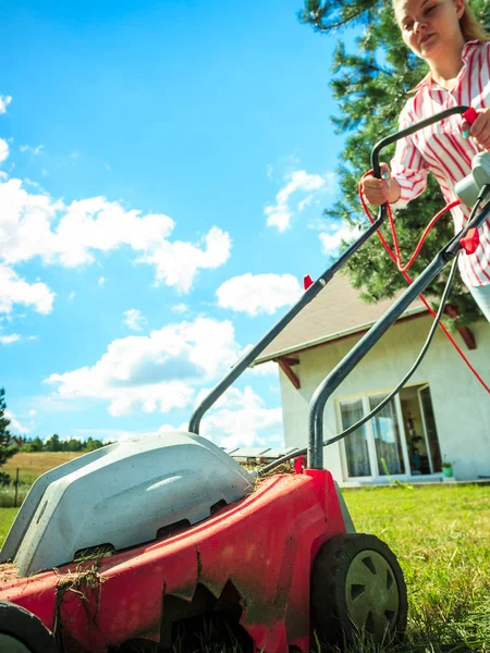 Kvinna som klipper grönt gräs — Stockfoto