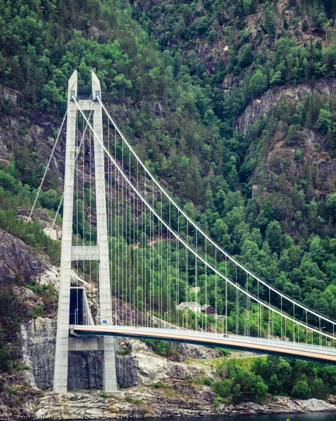 Most Hardanger nad fiordem, Norwegia — Zdjęcie stockowe