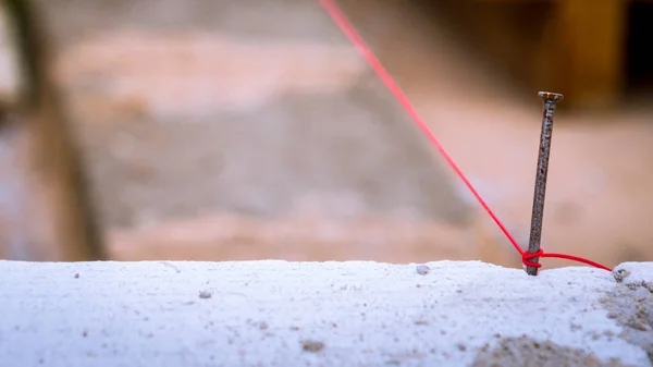 String used as level in the construction of wall. — Stock Photo, Image