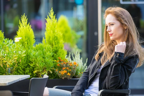 Mujer esperando en la cafetería restaurante al aire libre . — Foto de Stock